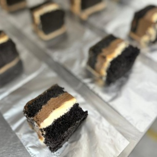 Nossa deliciosa massa Black de cacau 100% agora num delicioso bolo gelado, com recheio de mousse de chocolate e mouse trufado de ninho.