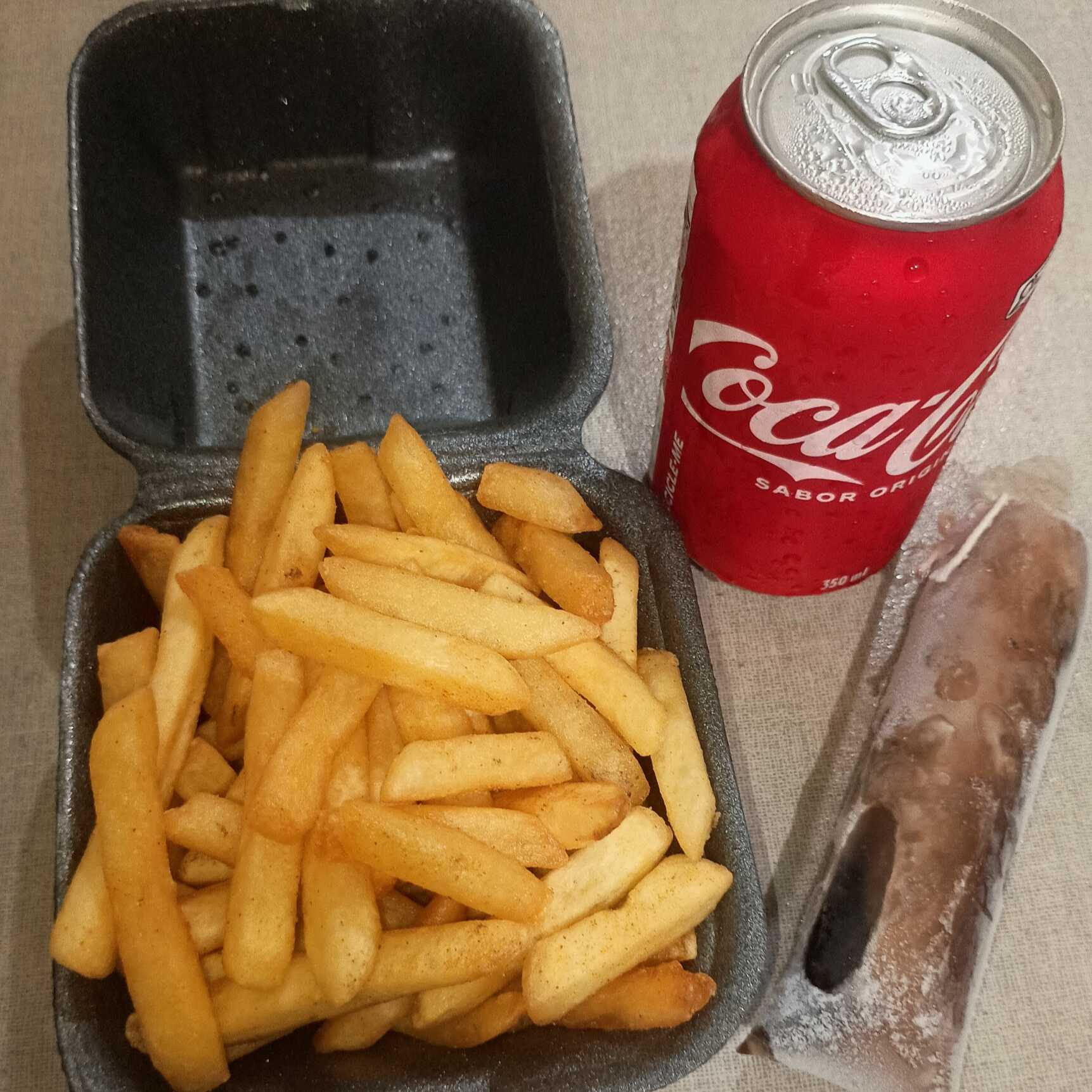 Nosso combo da casa, uma porção de de 250g de batata frita, um refrigerante em lata a sua escolha, e um chopp geladinho a sua escolha.