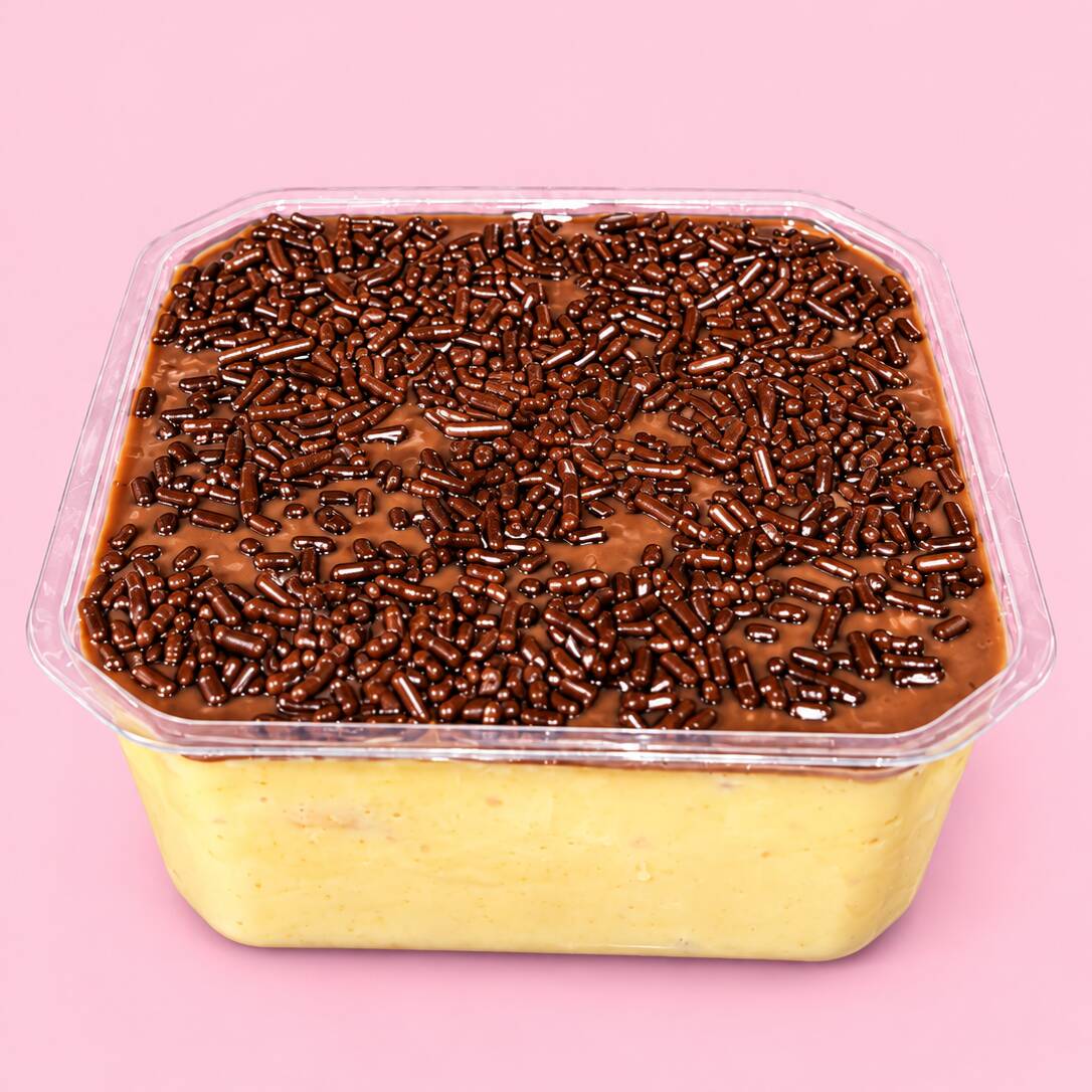 Mousse de maracujá com biscoito de leite recheado com ganache de chocolate e granulados de chocolate por cima