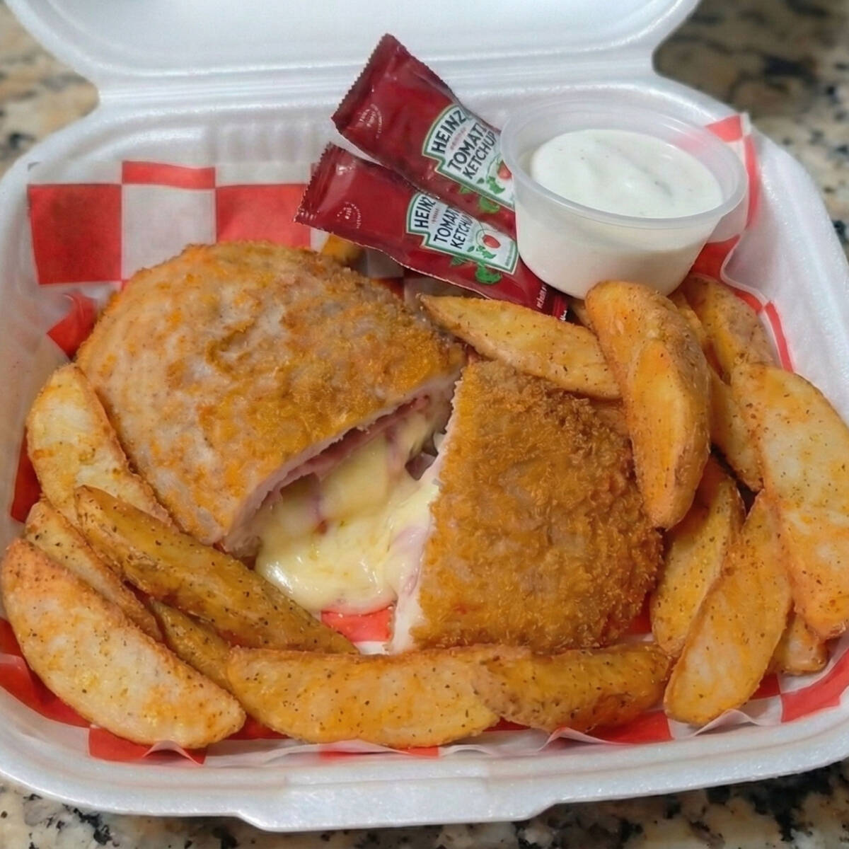 Pechuga Cordon Bleu + Papas En Gajo Sazonadas.