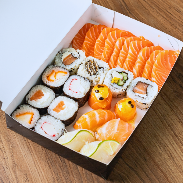 10 sashimi salmão, 2 gunkan especial, 2 niguiri salmão, 2 niguiri tilápia, 12 sushis variados. Incluso: Teriaki, shoyo, hashi, gengibre e wassabi.