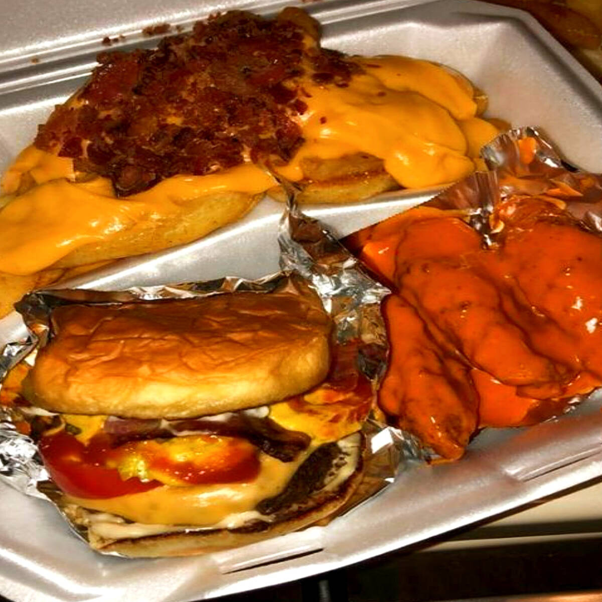 Hamburguesa Cheddar Sin Verduras + 3 Alitas + Papa