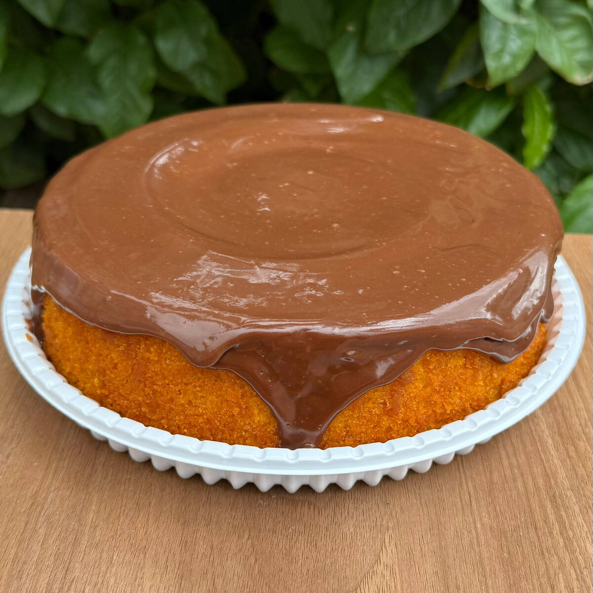 Bolo Vulcão de Cenoura Fofinho com muito Brigadeiro. Não usamos massa pronta, nem conservantes. Nossos bolos são assados diariamente e ainda chegam morno no local da entrega. A cobertura de é enviada separadamente, garantindo a máxima qualidade durante o transporte.