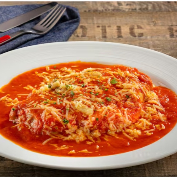 Deliciosa parmegiana de filé mignon ao molho de tomate fresco, coberto de mozarela e parmesão. Acompanha arroz branco e fritas.