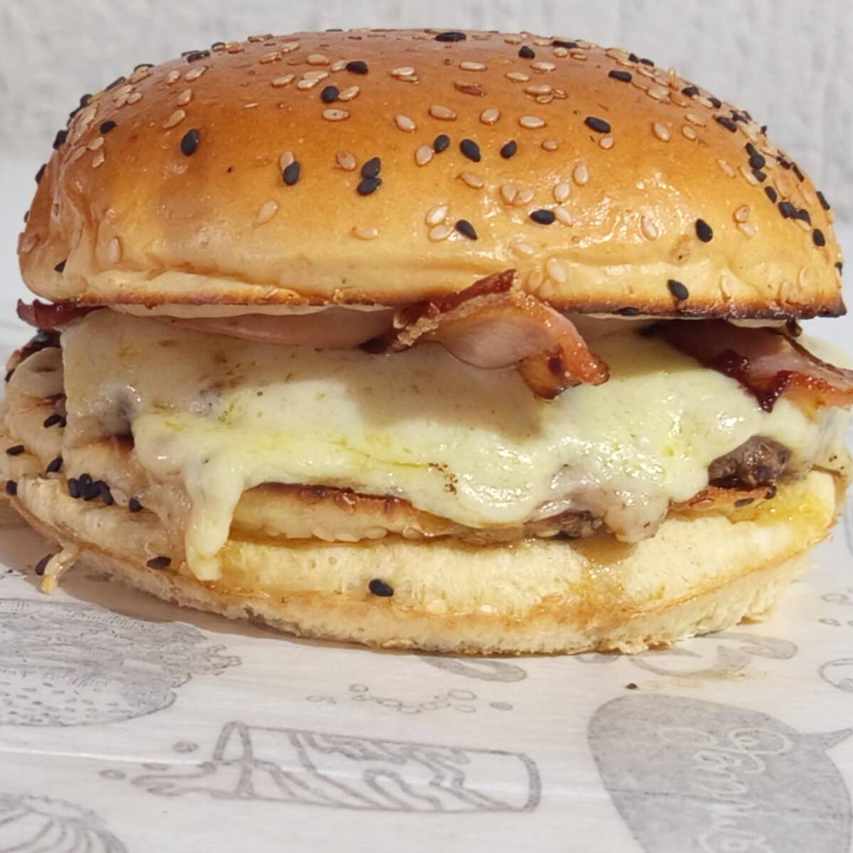 Pão brioche carne 140 g bacon, queijo mussarela molho rose e catupiry !