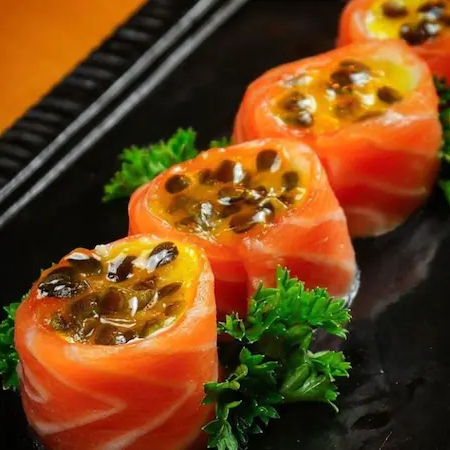 FATIA DE SALMÃO COM RECHEIO DE CREAM CHEESE E CALDA DE MARACUJA.