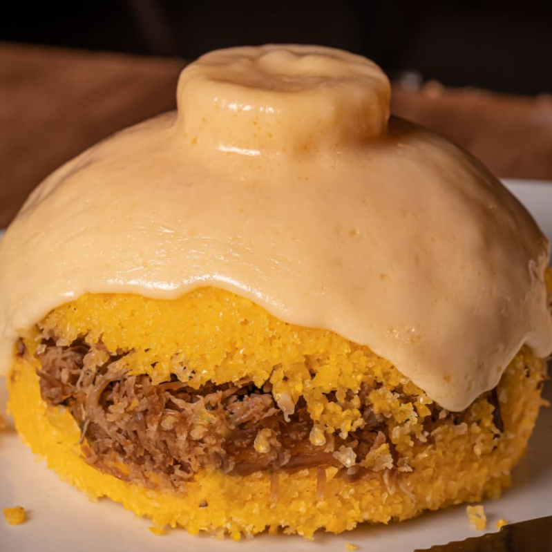 Combo com 2 cuscuzes completos feito com: carne seca desfiada, frango desfiado, presunto, calabresa, queijo e manteiga;