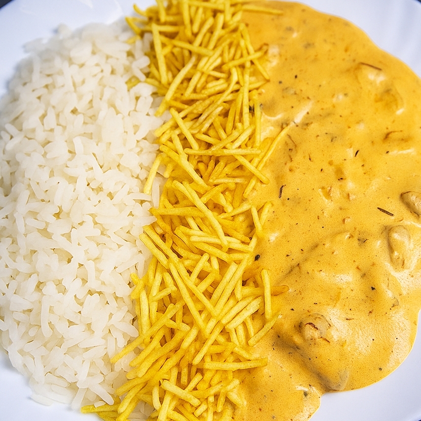 Marmita de strogonoff de frango acompanhado de arroz branco e batata palha.