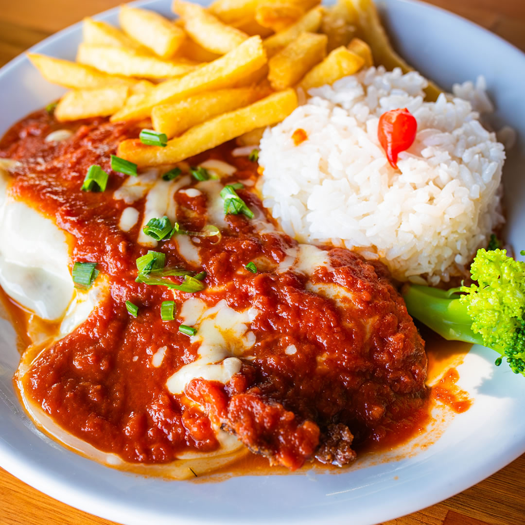 Acompanha arroz e batata frita