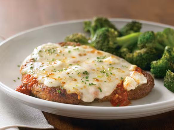 Steak da casa com cerca de 150 g, empanado e gratinado com mix de queijos: mozzarella, parmesão Faixa Azul e queijo de cabra, ao delicioso molho marinara. Acompanhamento à sua escolha.
