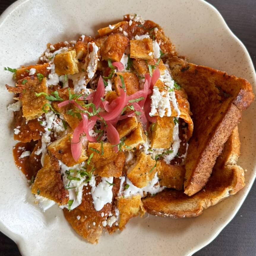 Chilaquiles con Milanesa de Pollo