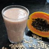 Mamão batido no liquidificador com leite integral e açúcar 400ml