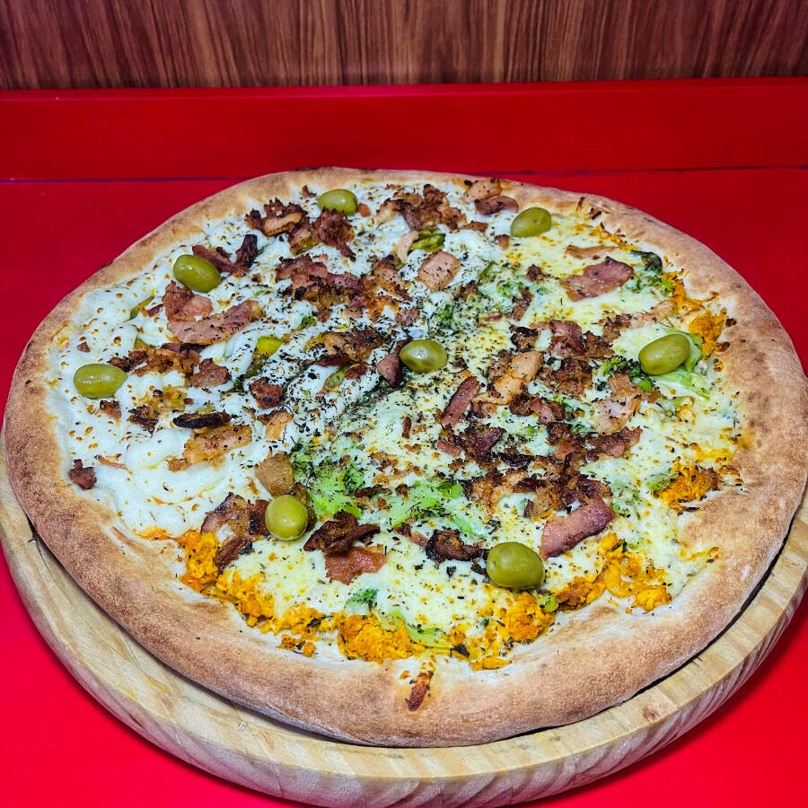 METADE FRANGO MUSSARELA E BACON - METADE PEPERONI , CATUPIRY E BACON
