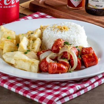 Arroz, feijão e farofa.