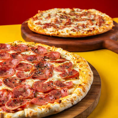 Pizza de Lombo com Catupiry (lombo fatiado, catupiry cremoso e muçarela) + 1 Pizza Marguerita (muçarela, tomate fresco, manjericão e orégano) Sabor e qualidade em dose dupla!
