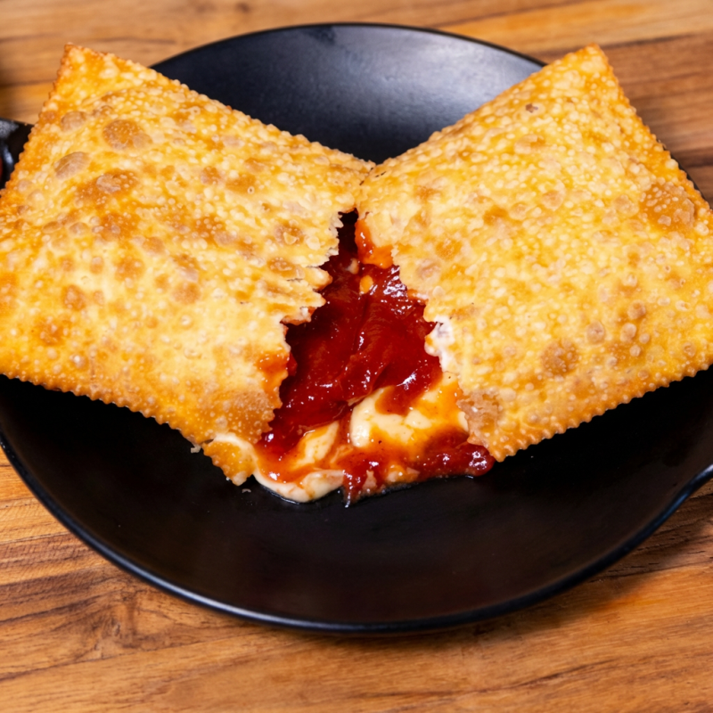 O clássico que nunca sai de moda! Goiabada derretida e queijo minas macio formam a combinação perfeita entre o doce e o salgado. Um pastel com gostinho de infância e conforto!