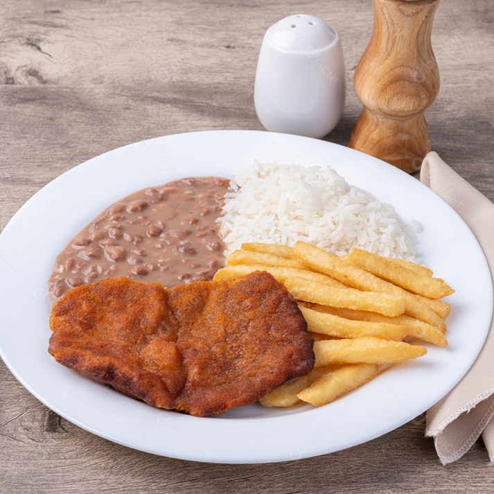 Arroz, feijão e batata frita.
