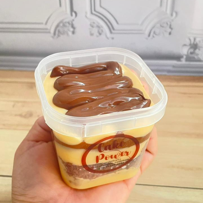 Massa de chocolate recheado com brigadeiro cremoso de leite ninho e Nutella. Finalizado com Nutella. Peso aproximado do produto 220 gr. a 240 gr. Conservar na Geladeira