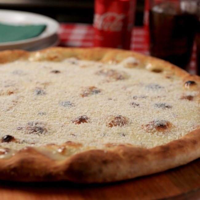 Leite condensado, coco ralado em flocos e gratinado.