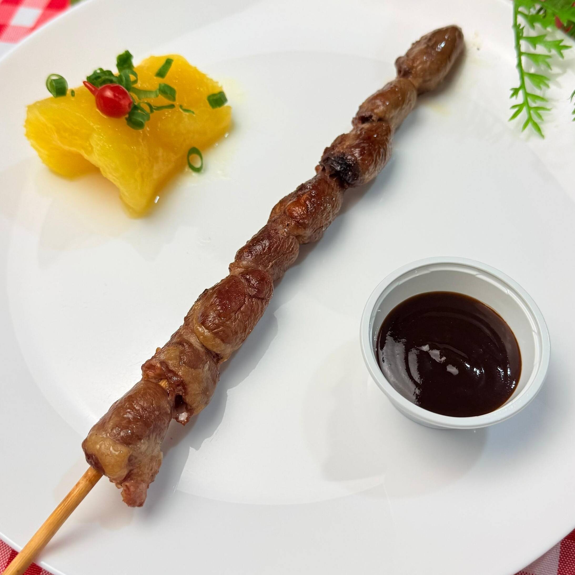 Espetinho de coração de frango, clássico do churrasco brasileiro, grelhado e suculento na brasa.