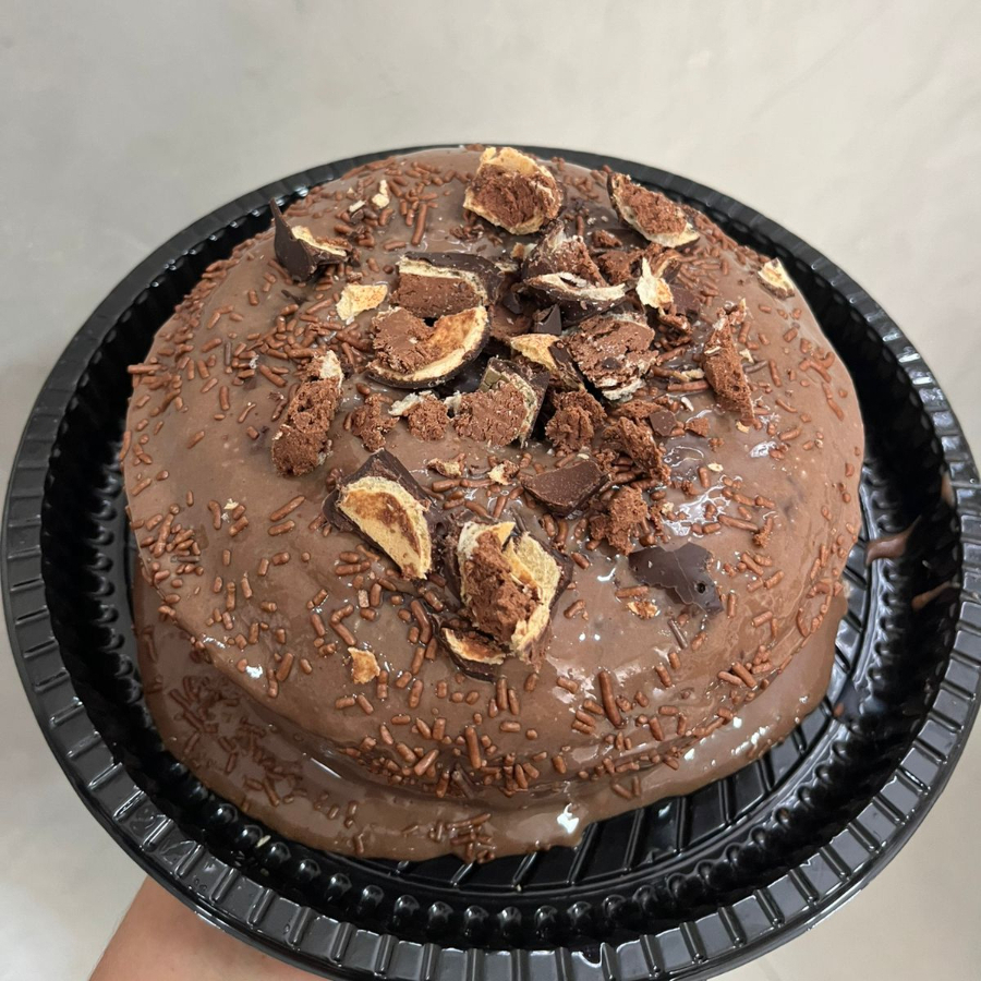 massa de chocolate ccom brigadeiro 50% cacau e pedacos de bombons obs :pode ir bombom ao leite ,meio amargo ,branco ou de pacoca o que tiver disponivel