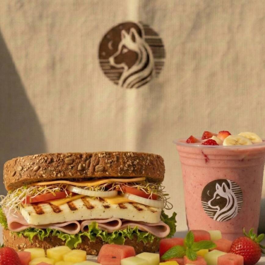 Media Luna ( Sándwich + Licuado )