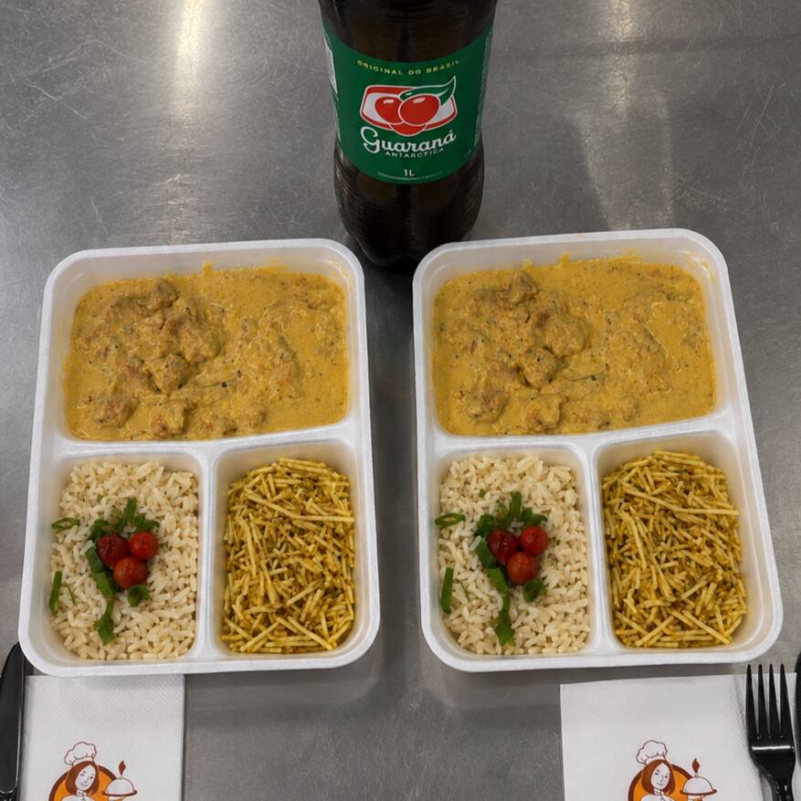 Dois deliciosos estrogonofes de frango, bem cremosos e cheios de sabor, acompanhados de arroz branquinho soltinho e batata Palha dourada e crocante. Para completar, 1 Guaraná Antarctica de 1 litro, bem gelado, perfeito para acompanhar a refeição.