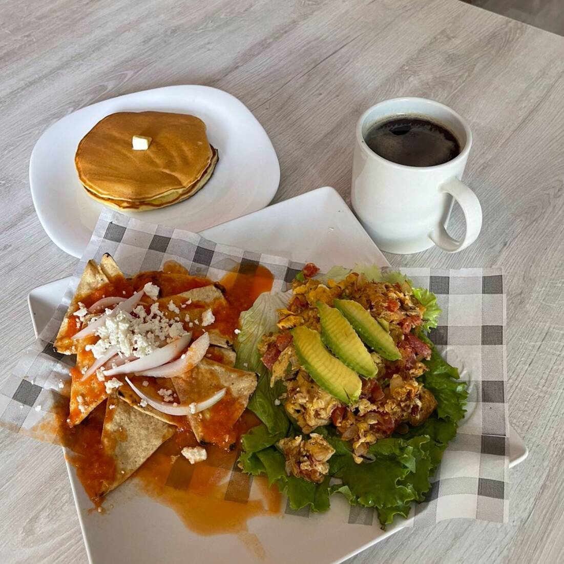 huevos al gusto, chilaquiles, 2 hotcakes y america
