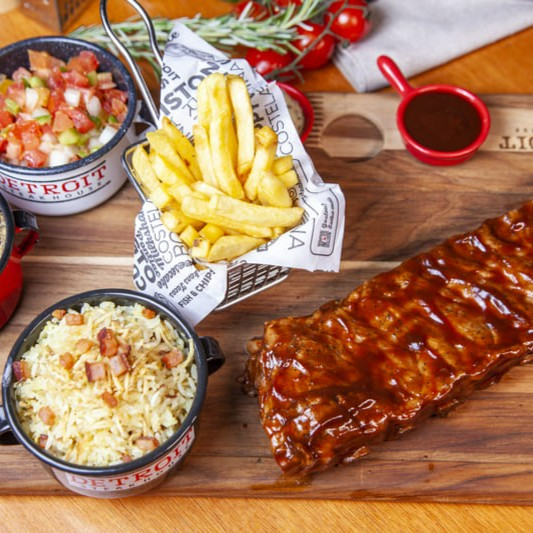 A Costela Suína com Barbecue é assada à perfeição, coberta com molho delicioso. Acompanha 4 acompanhamentos e um molho à escolha. Ideal para compartilhar em família!