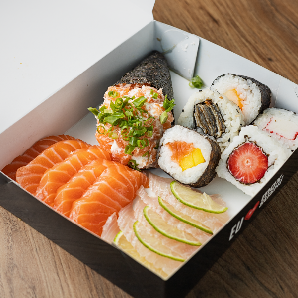 4 sashimi de salmão, 3 sashimi de tilápia, 1 mini temaki patê salmão, 5 sushis variados