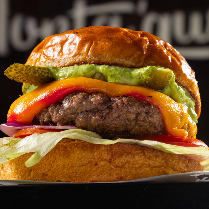 Pão de batata, blend da casa (90g), queijo do reino, picles, cebola, tomate, alface