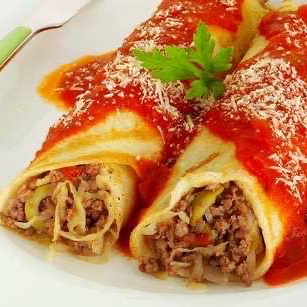 Panqueca com patinho moído, com um suculento molho de tomate finalizado com parmesão ralado