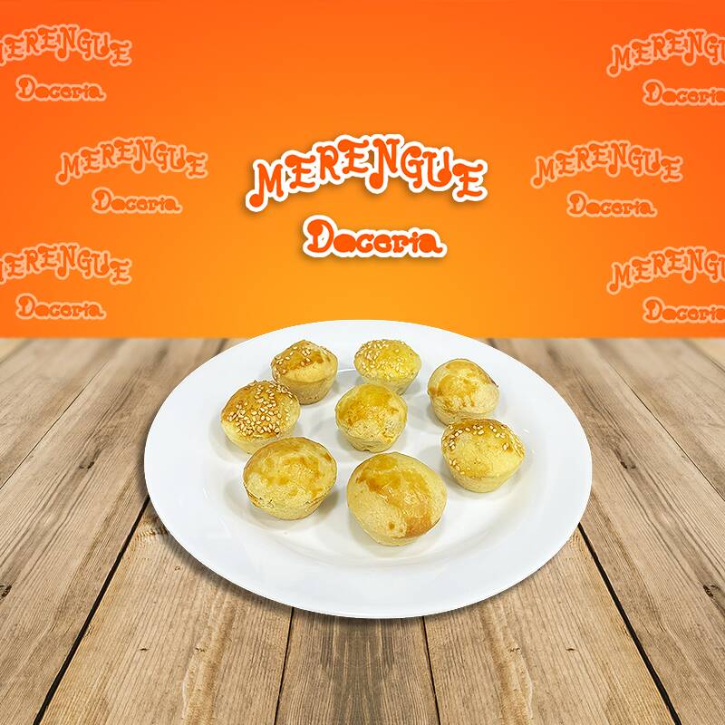 Delicie-se com nossas empadas cremosas de frango uma verdadeira explosão de sabor! Massa leve e amanteigada que derrete na boca, recheada com frango desfiado suculento, azeitonas, cebola, tomate e legumes selecionados. Um clássico irresistível, feito para conquistar desde a primeira mordida!