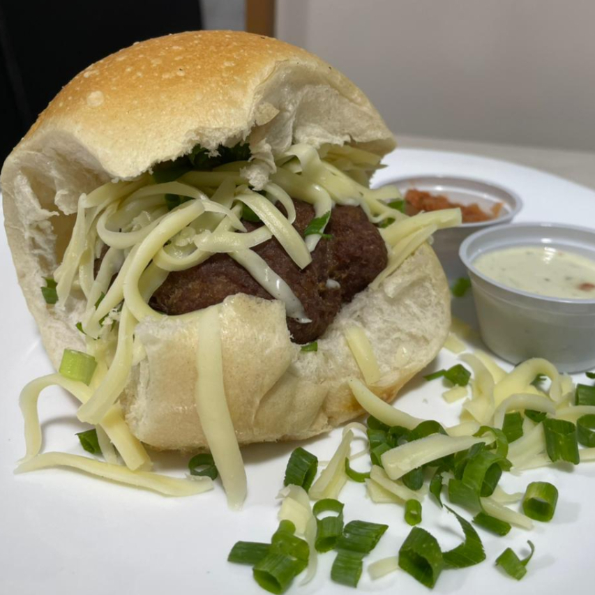Delicioso Pão com bolinho com bastante queijo e cheiro verde.