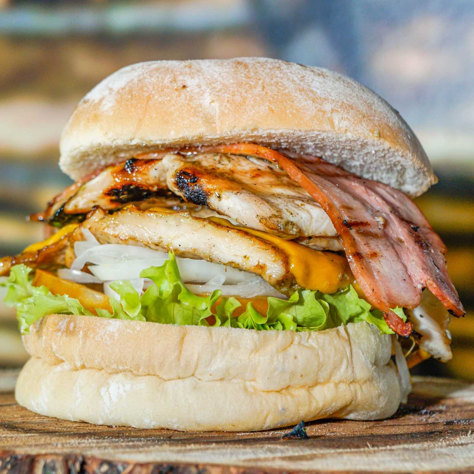 Hamburguesa Mixta Pollo y Filete o Mechado