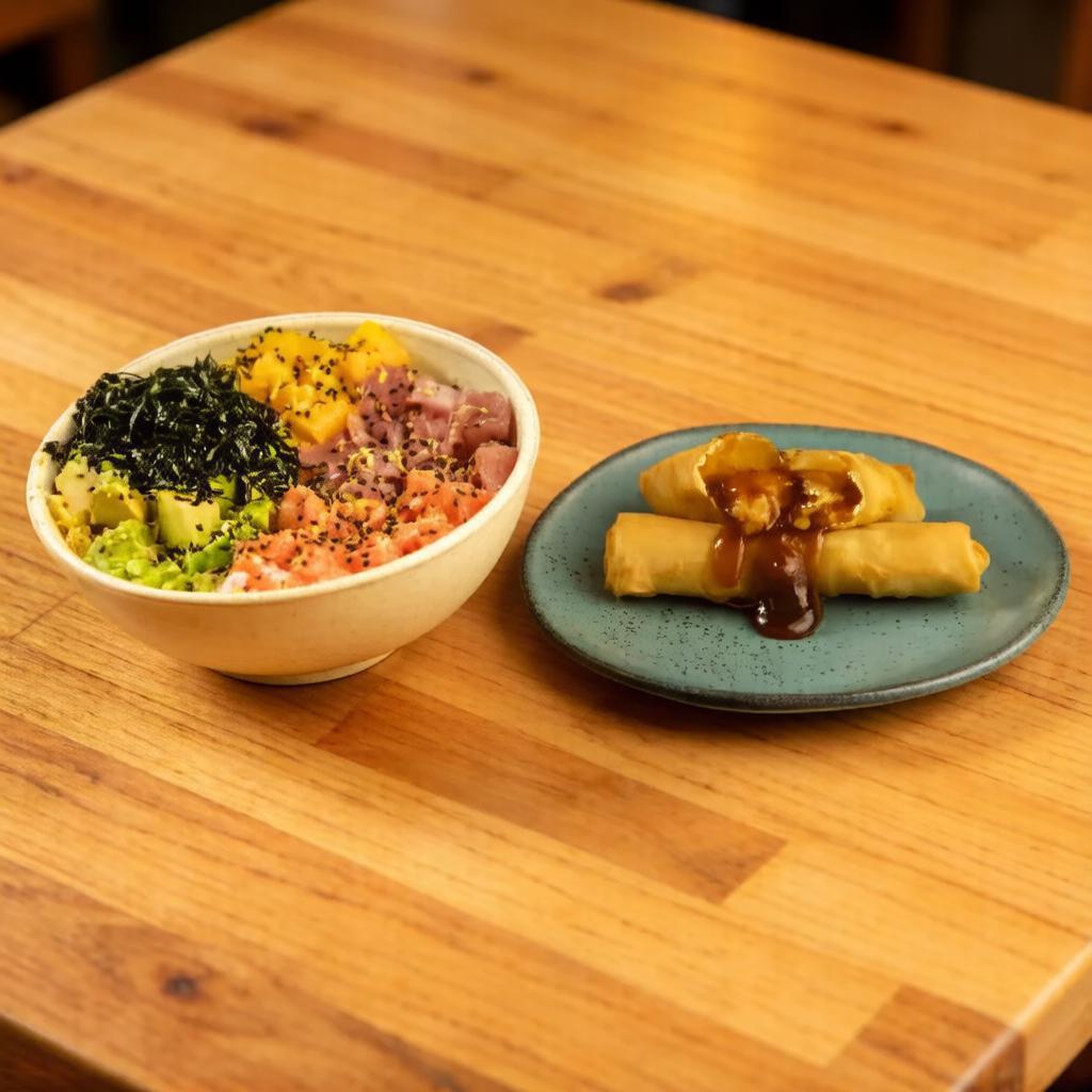 Arroz gohan, salmão, atum, manga, abacate, alga nori, gergelim e raspa de limão siciliano. Acompanha molho koa havaiano e teriyaki e com a promo você leva uma unidade de Harumaki de Salmão com cream cheese e alho poró feito na casa