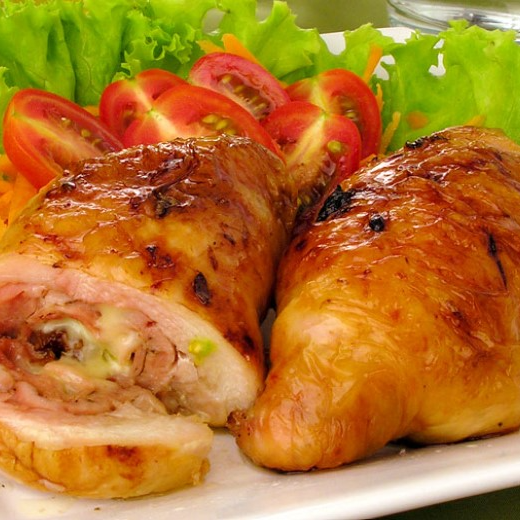 Corte suculento coxa e sobrecoxa de frango, bem temperado e assado no ponto certo. Com 3 acompanhamentos a sua escolha.