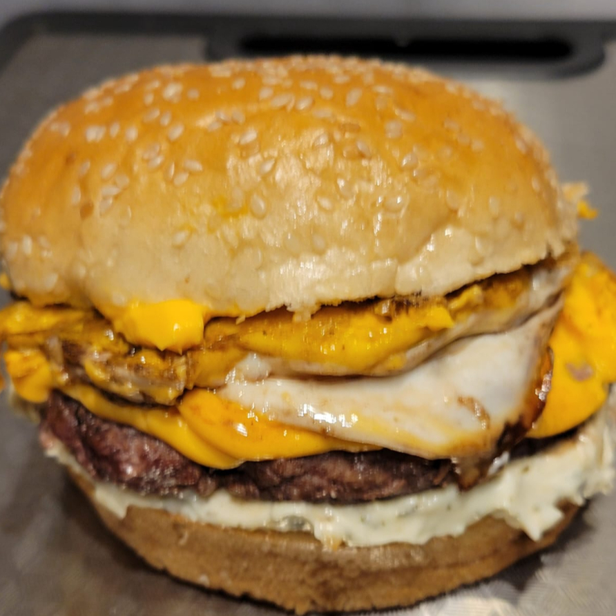 Pão de Gergelim, Burguer 120g, Queijo, Bacon, Maionese e Molho Especial.