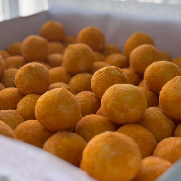 Nesta opção os salgados vão misto conforme o estoque nos sabores: Coxinha, Bolinha de queijo, Risoles de queijo e presunto, Risoles de carne, Croquete de calabresa, Enroladinho de vina e Quibe