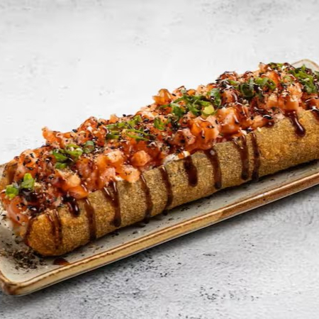 Big hot empanado com recheio de cream cheese, cortado ao meio e coberto por salmão super fresco, misturado no cream cheese e finalizado com molho teryaki artesanal, celolinha e gergilim.