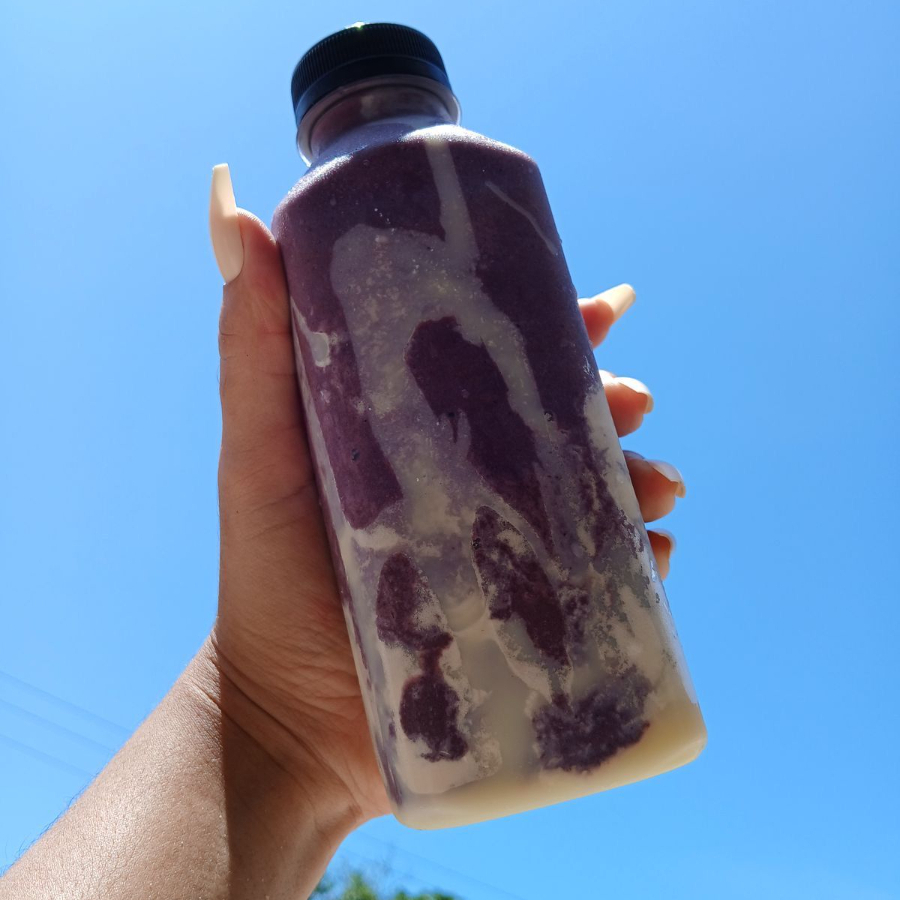 Delicioso shake de açaí batido com leite integral, Ovomaltine, e leite condensado. Saboroso e crocante! Garrafinha de 300ml ou 500ml.