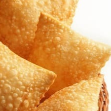 Pastel de Queijo Mussarela, Presunto, Ervilha e ovo cozido. Obs: Não fazemos alterações de ingredientes.