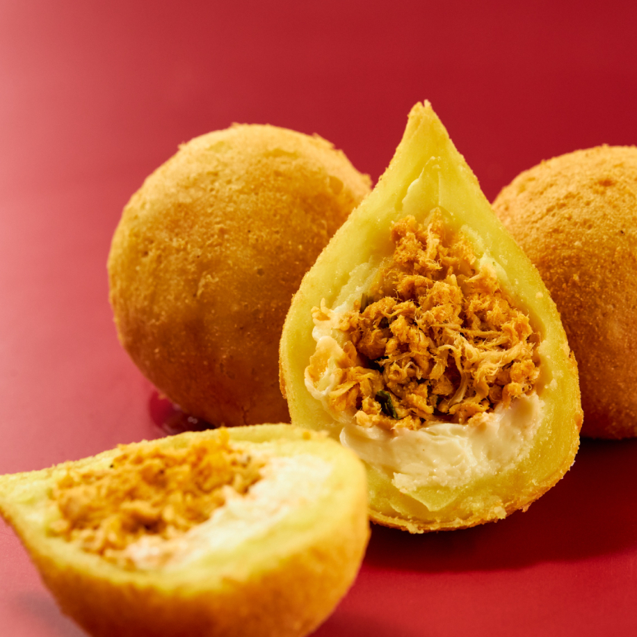 Combo de 3 coxinhas (100g) de Frango com Catupiry Preparada com Massa de Batata Artesanal e Recheado com Franguinho Desfiado e Catupiry Original.
