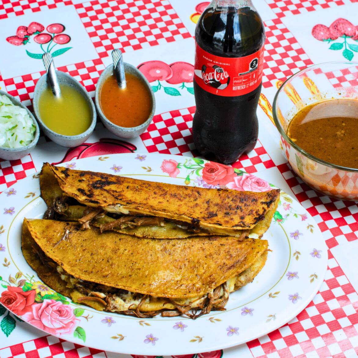 Dos Quesabirrias + COCA-COLA de 400 Ml