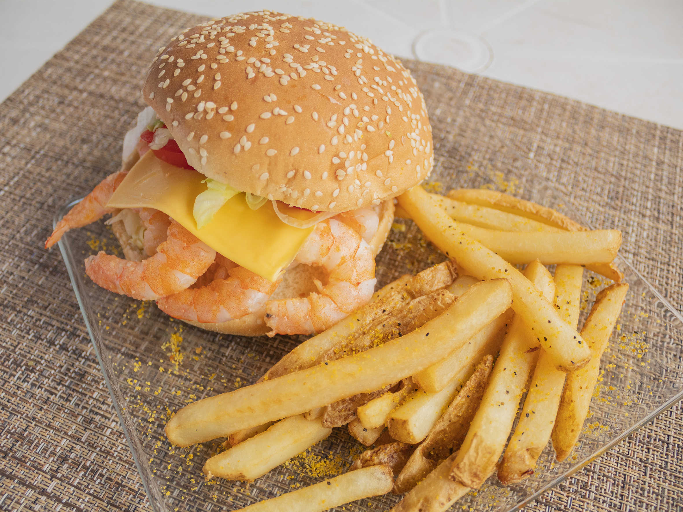 hamburguesa camaron y papas