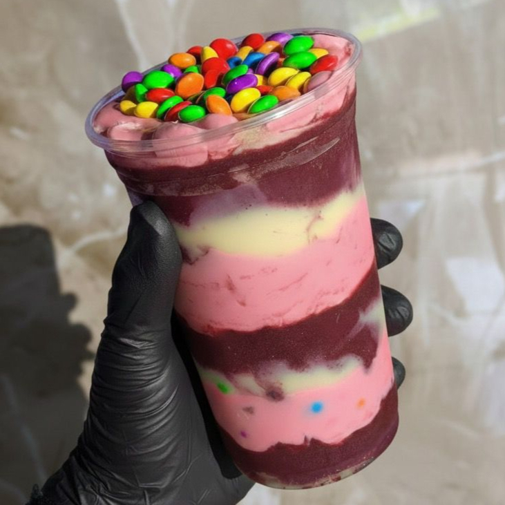 Camadas generosas de Açaí puro, Creme de Morango aveludado, finalizado com Leite Condensado cremoso e uma explosão de M&M's! E uma opção de frutas É a felicidade em um copo!"