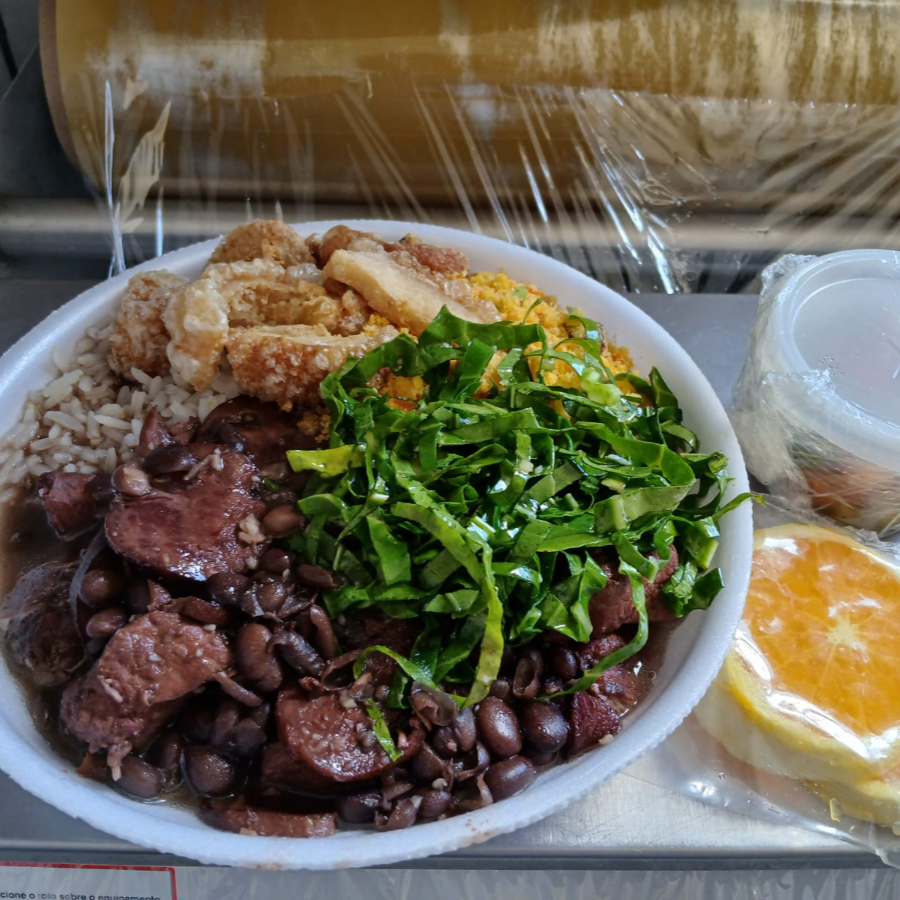 Acompanha Arroz,Torresmo,Couve Refogada, Farofa Caseira, Vinagrete e Laranja