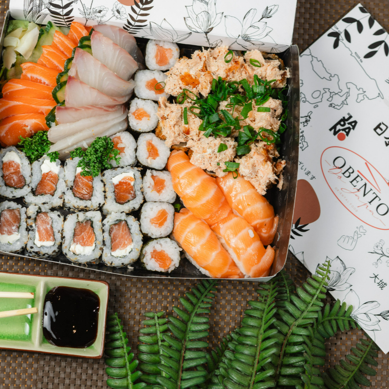 8 Sashimi Salmão 8 Sashimi Peixe Branco 8 Hossomaki Salmão 8 Uramaki Salmão 8 Hot Roll 4 Nigiri Salmão