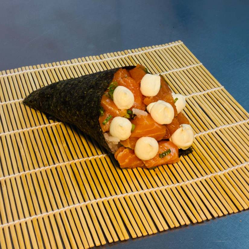 Temaki de Salmão com cebolinha, alga e cream cheese.