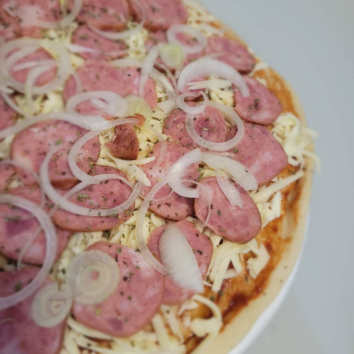 Extrato de tomate, calabresa, cebola, orégano, muçarela.
Pizza média (30cm).
A pizza vai montada conforme a descrição. Não é possível alterar os ingredientes.